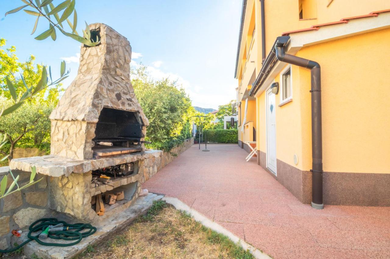 Apartments Dujmovic With Terrace Baška Eksteriør bilde
