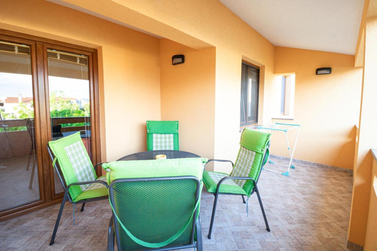 Apartments Dujmovic With Terrace Baška Eksteriør bilde