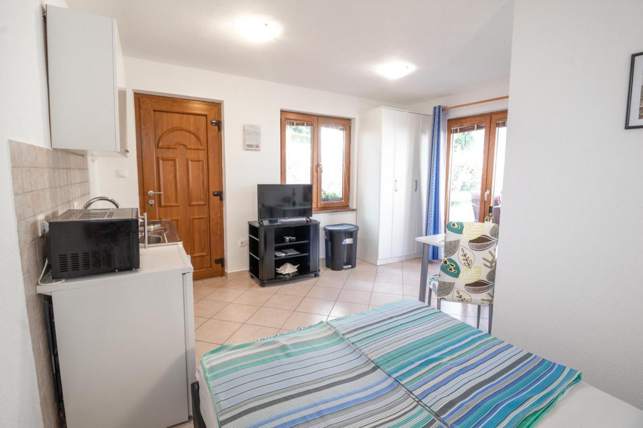 Apartments Dujmovic With Terrace Baška Eksteriør bilde